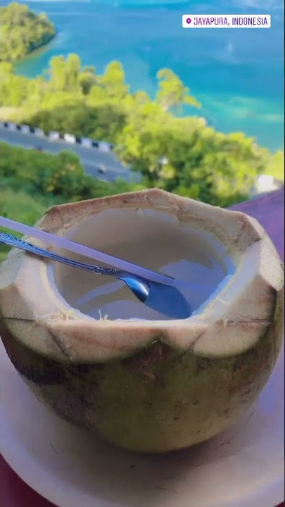 MINUM KELAPA MUDA SAMBIL LIHAT PANTAI | HALU STORY #shorts  #storyhalu #storyig #storywa