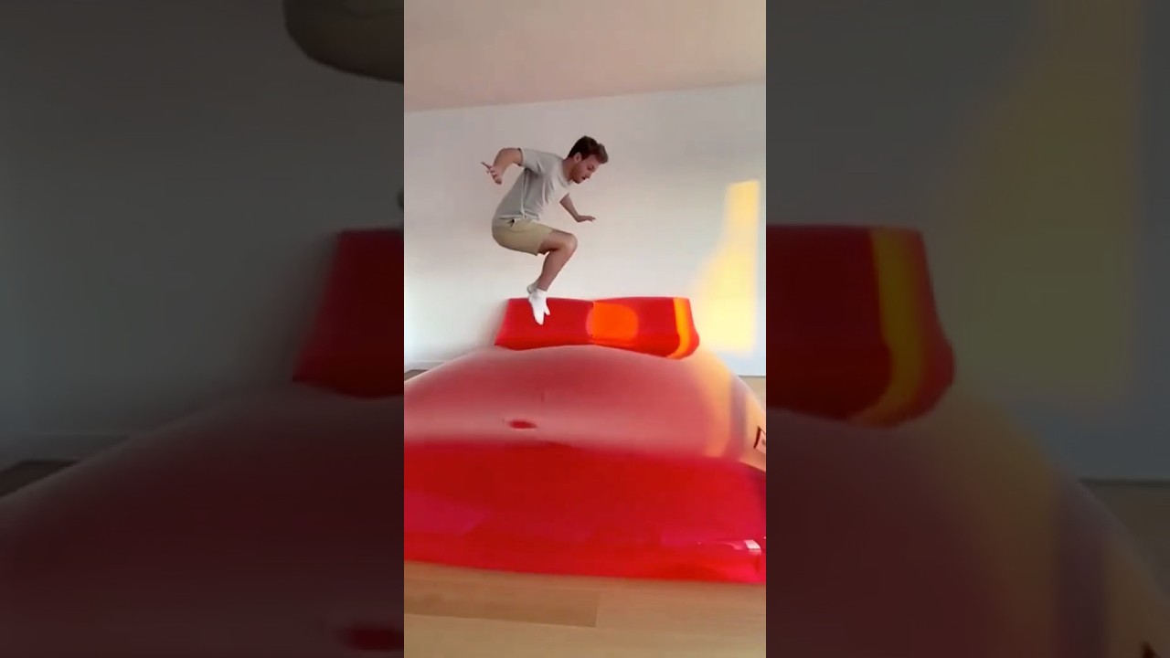 Главный герой спит на желейной кровати. Роскошный эстетичный современный дом. 