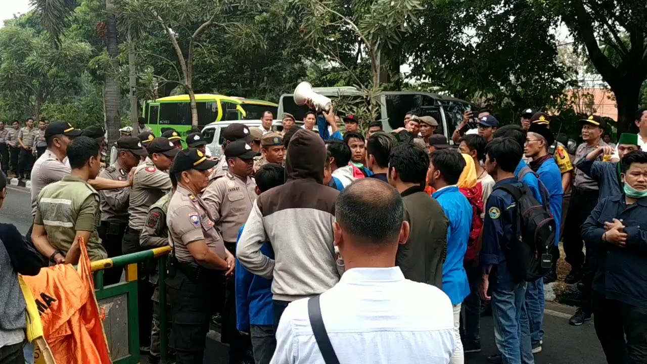  Unjuk Rasa Warnai Pelantikan Anggota DPRD Kota Bekasi