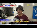 獨家》 路人「逆向」穿梭車陣 亂拍汽車引擎蓋嚇壞駕駛@newsebc