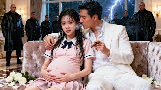 Dia dijebak oleh ibu tirinya, berselingkuh dengan CEO yang misoginis, hamil, dan kemudian dimanjakan