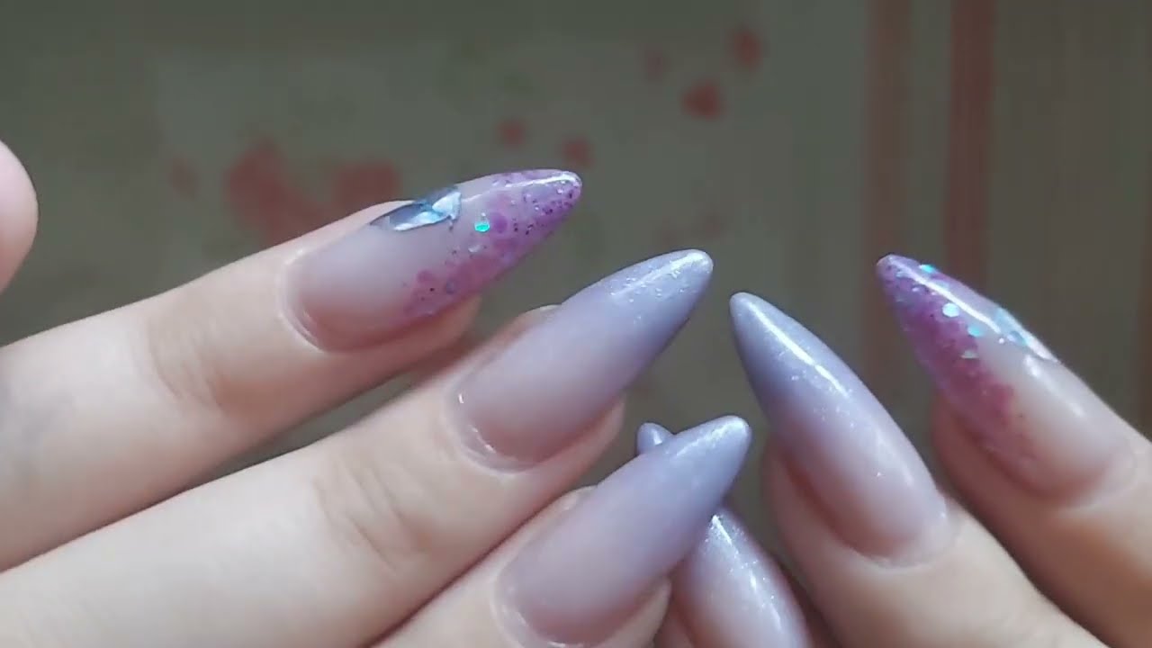 Asmr - Mostrando minhas maquiagens💄- Tapping em embalagens 🌸💕