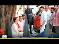 ഒരിഞ്ച് പിന്നോട്ടില്ല..ആകാശവാണി ഭവന് മുന്നിൽ കുത്തിയിരുന്ന് പ്രതിഷേധിച്ച് രാഹുലും പ്രിയങ്കയും..