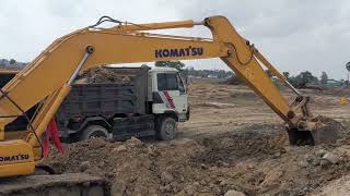 Komatsu PC200 and loading dumtrucks Work with confidence#cambodia #reels #shortsvideo #bridge #funny