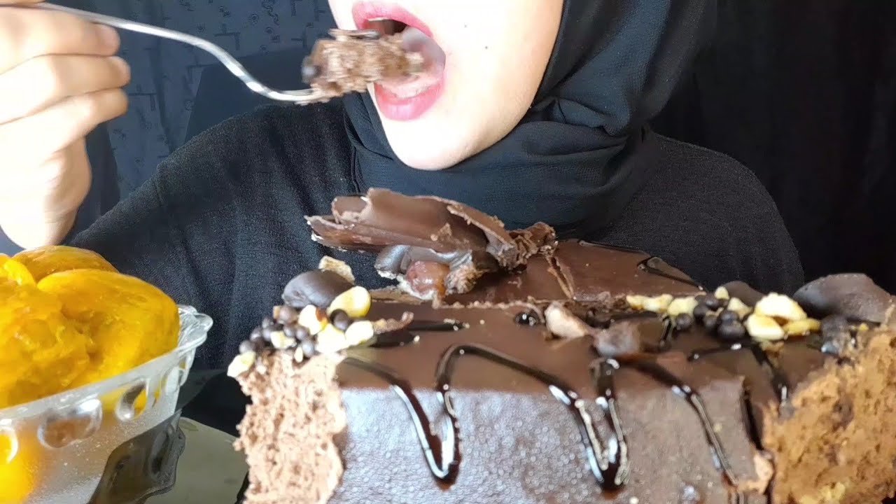 ASMR CHOCOLATE CAKE | MUKBANG | EATING SOUNDS - YouTube