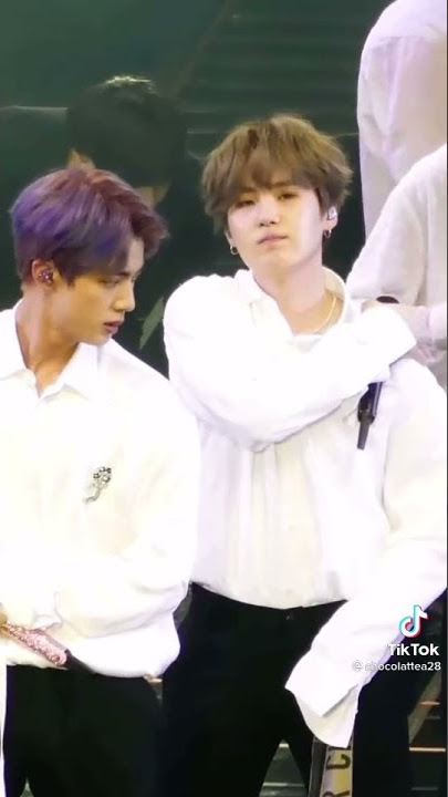 momen Bahu Suga BTS Sakit di atas panggung