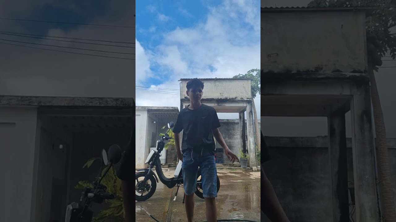 Lavando mi motocicleta eléctrica.