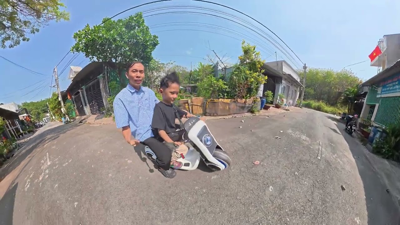 Nhất Minh đi xe điện dịp Tết 2026