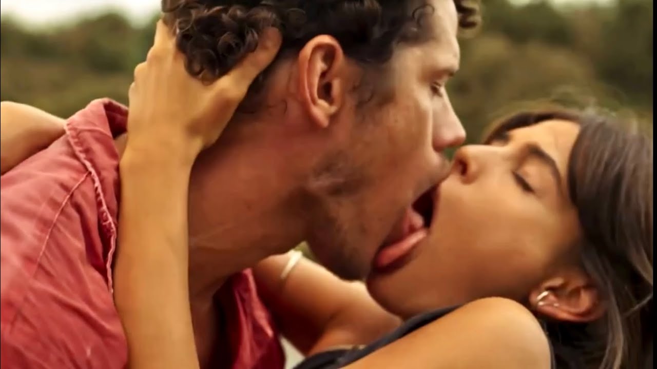 जूलिया दलाविया किसिंग सीन