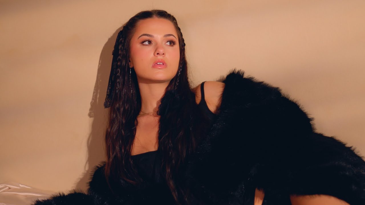 Ver Jessica Baio - sharp edges (official lyric video) en YouTube