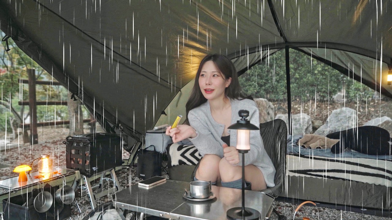 Кемпинг в лесу под кленовыми листьями и проливным дождём