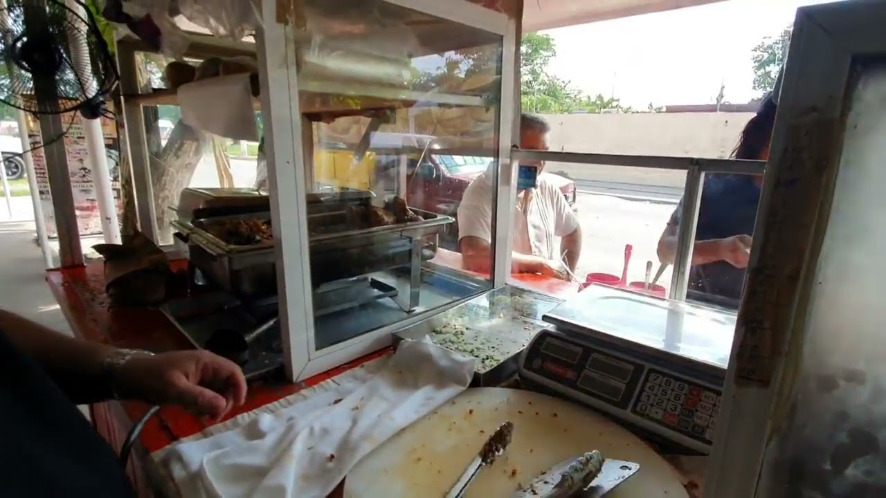 Le negó una tortilla, para que este vagabundo se hiciera otro taco, pero este señor hizo esto.