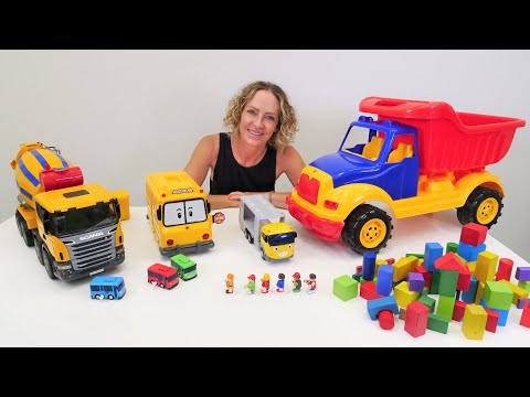 Nicole spielt mit den Helfer Autos. Video mit Spielzeugautos auf Deutsch