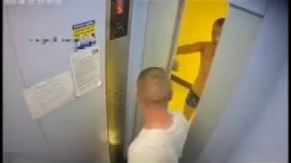 голые мужики дерутся за лифт под музыку из хотлайна