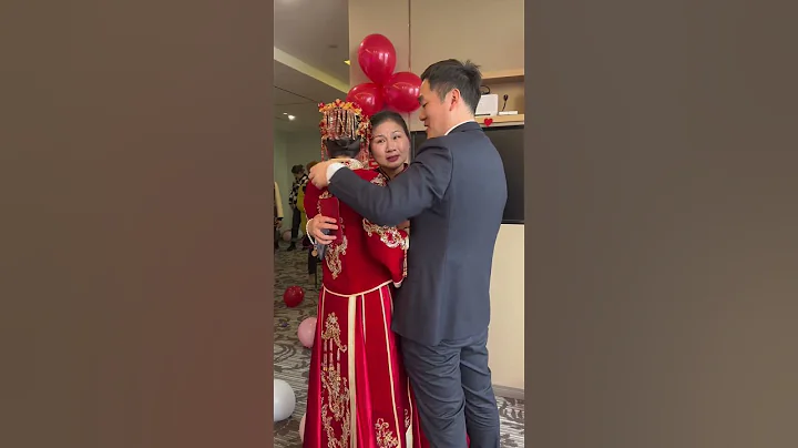 女儿远嫁了 妈妈拥抱着女儿哭成泪人内心有太多的不舍和疼爱#娶媳妇 #新娘子出嫁啦 #迎亲接新娘子了 #妈妈送女儿出嫁 #妈妈哭成泪人 - 天天要闻