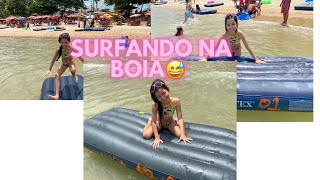 Surfando na boia de colchão na praia muito divertido #diversão #praia #infantil #surfando