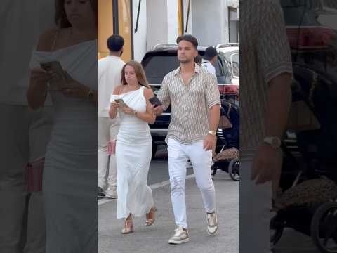 زوجان مليارديران شابان جميلان يتجولان في بويرتو بانوس ماربيا فخامة أسلوب حياة رائج