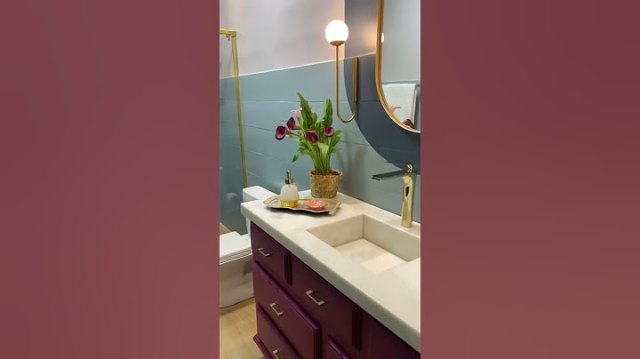 Você não acredita na transformação desse banheiro! Sem muita quebradeira e com pintura no azulejo 🙌🏽
