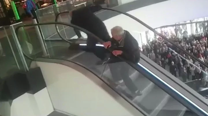 ESCALATOR FAIL: Polish men fall upstairs many times - DayDayNews