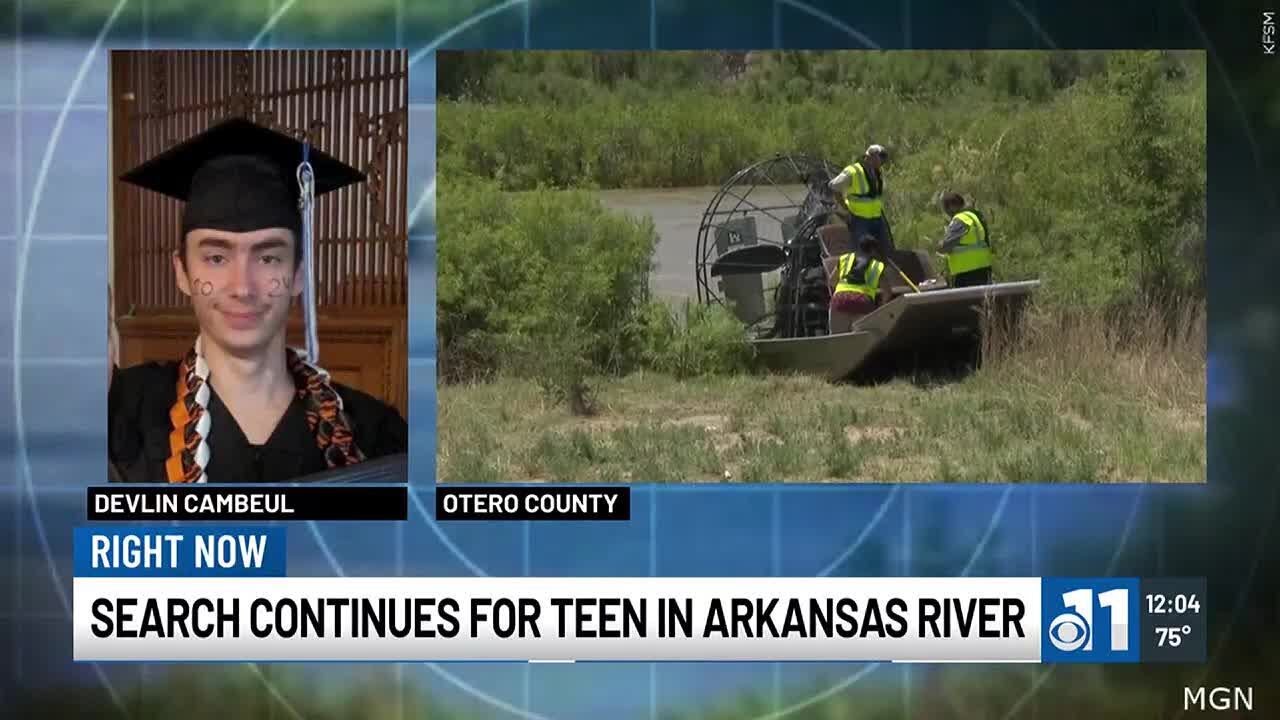 The search for a missing teen continues in the Arkansas River. - YouTube