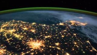 Удивительный вид на землю из космоса HD(Вид на землю из космоса. Видно северное сияние, молнии, освещение городов, циклоны. Timelaps сделан в октябре..., 2011-12-04T11:24:51.000Z)