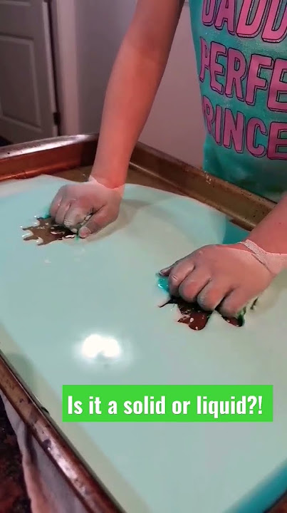 Science Sundays / making oobleck #kidsscienceexperiment  #kidslearning #sensoryplay #oobleck