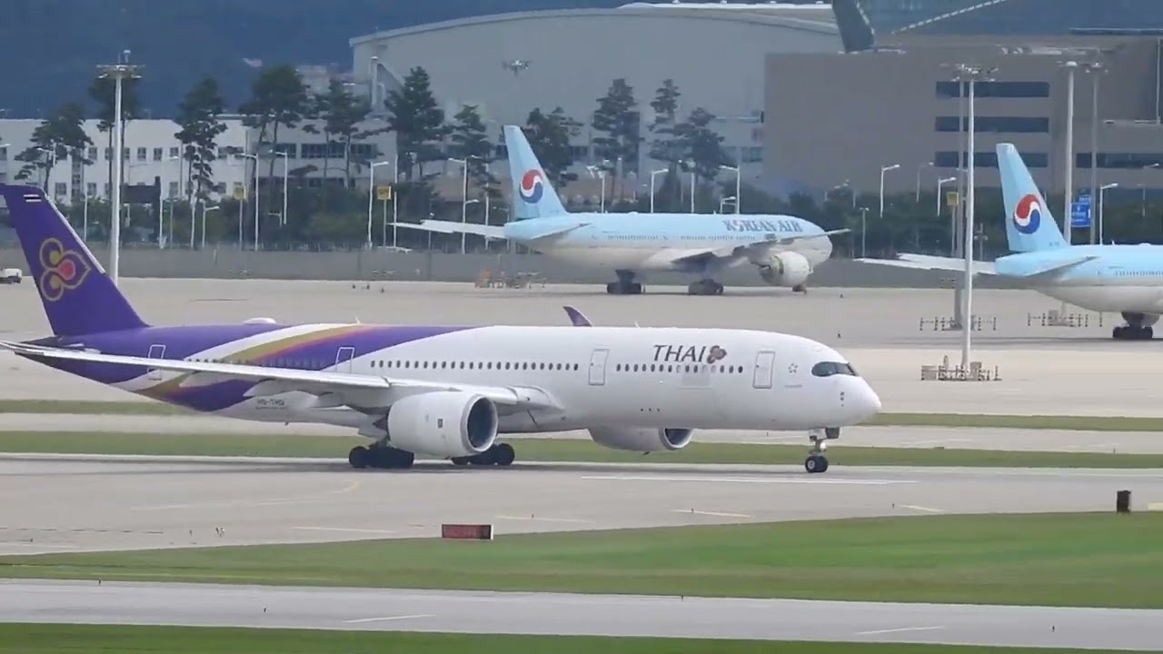 Boeing 787 Korean Air landing & Airbus A350 Thai taking off from Seoul-Incheon.