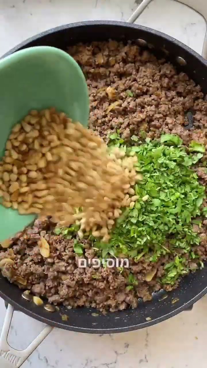 קובה סינייה בתבנית: בורגול, סולת ומילוי בשר עם צנוברים