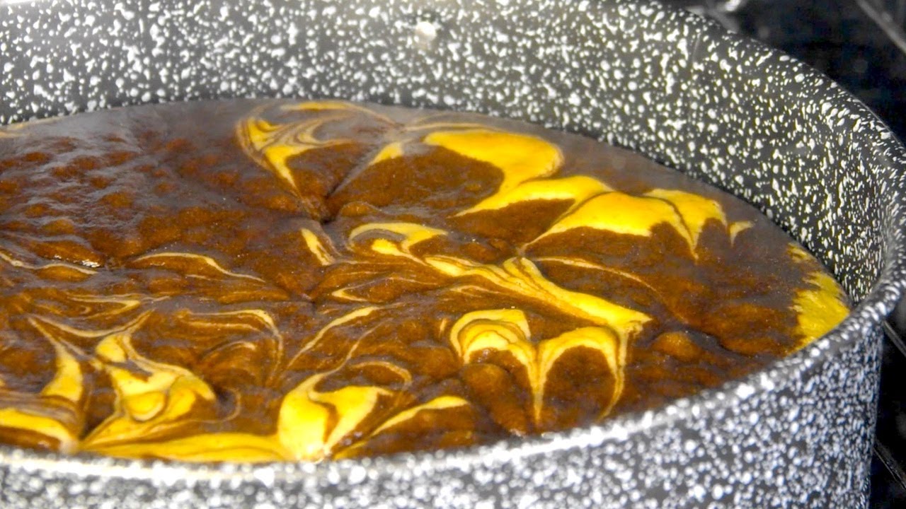 Así de fácil es hacer el pastel marmolado más jugoso, ¡con cobertura crujiente incluida!