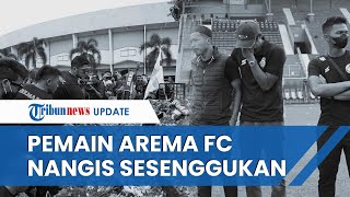 Pemain Arema FC Nangis Sesenggukan saat Tabur Bunga di Stadion seusai Tragedi Kanjuruhan