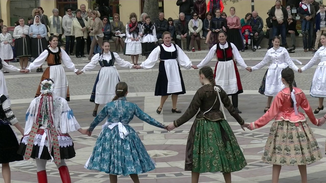 Böjti karikázó 2017. 04. 09.  Tata, Kossuth tér