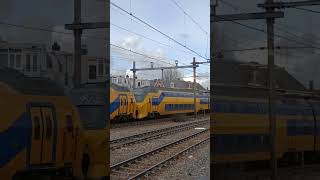 VIRMm 9401 + VIRM4 9579 komen door station Amsterdam Muiderpoort
