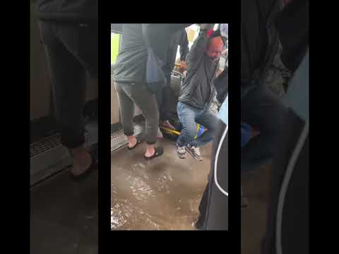 Полностью город в воде , даже автобусы залевает😱🤣#рекомендации #shorts #потоп