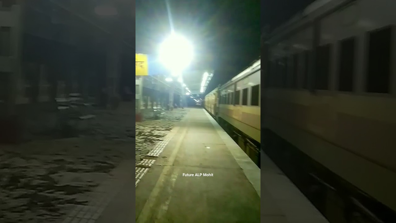 19339 Bhopal Intercity Express with WAP-4 at Dahod 
