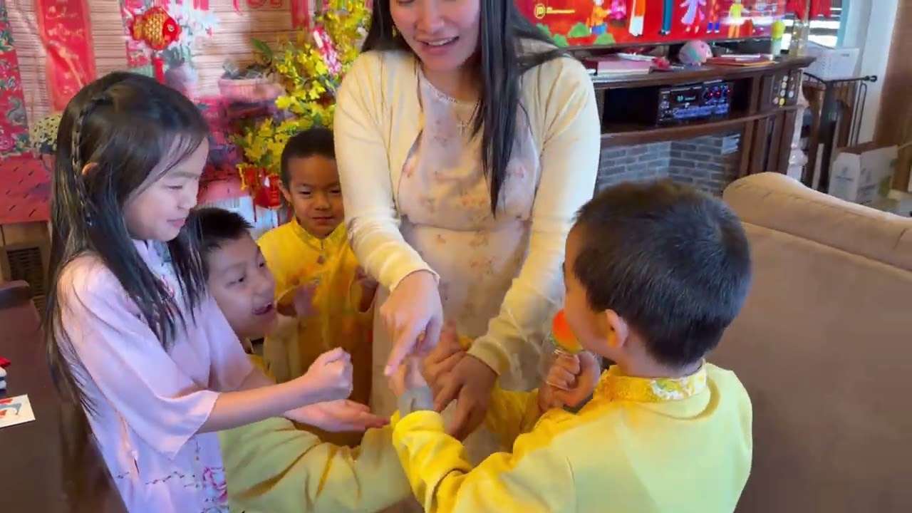 Đầu năm xem con gái múa và lì xì cho các con☺️🧧🎉