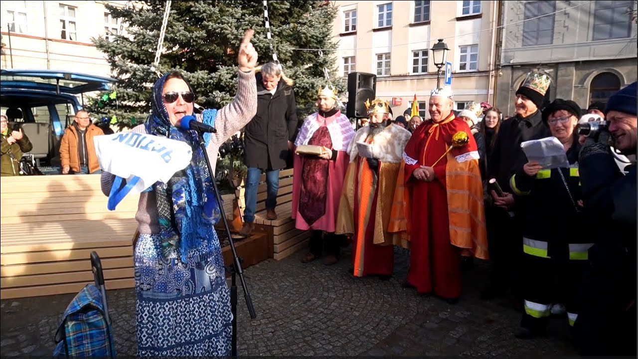 Daj nam Tusku, kasy daj - kolęda na konińskim rynku. Baba przygania władzy na Orszaku Trzech Króli