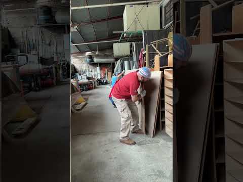 Con este carrito muevo tableros sin esfuerzo en el taller #madera