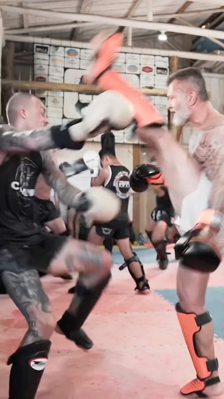Me empolguei no soltinho com a galera ?? #sparring #muaythai
