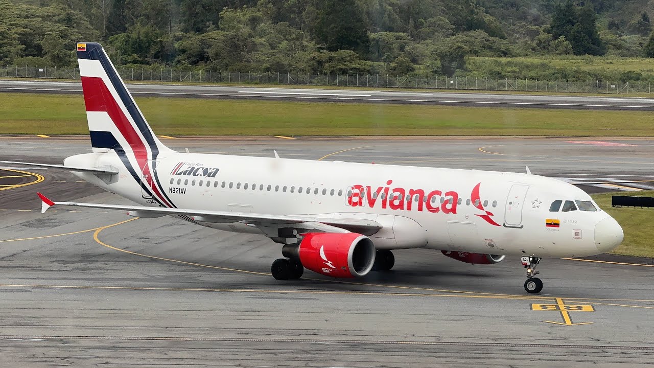 AVIONES RODANDO EN EL AEROPUERTO INTERNACIONAL DE MEDELLIN