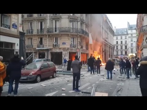 Escenario de guerra en París tras una fuerte explosión de gas en una panadería