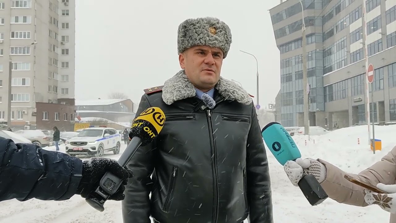 В снегопад сотрудники ГАИ оказывают помощь коммунальным службам и участникам движения