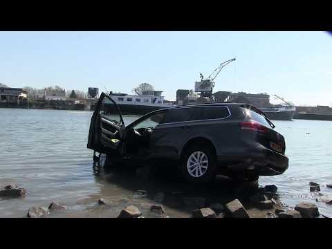 Auto te water #Dorpsstraat #Capelle aan den IJssel