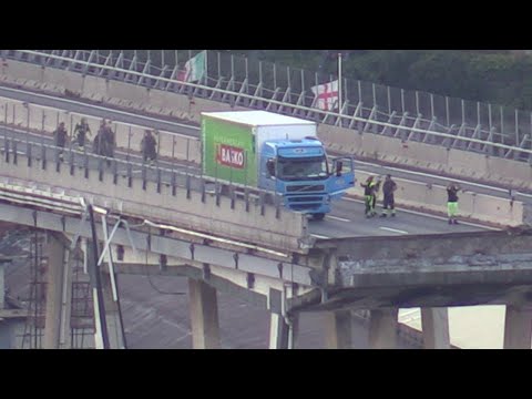 Genova, crollo ponte Morandi: la rimozione del camion simbolo del disastro