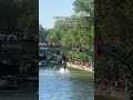 I parigini fuggono dal caldo estremo facendo il bagno... nella Senna
