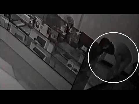 Ladrón completamente desnudo ingresa a negocio de computadoras y se apodera de equipos