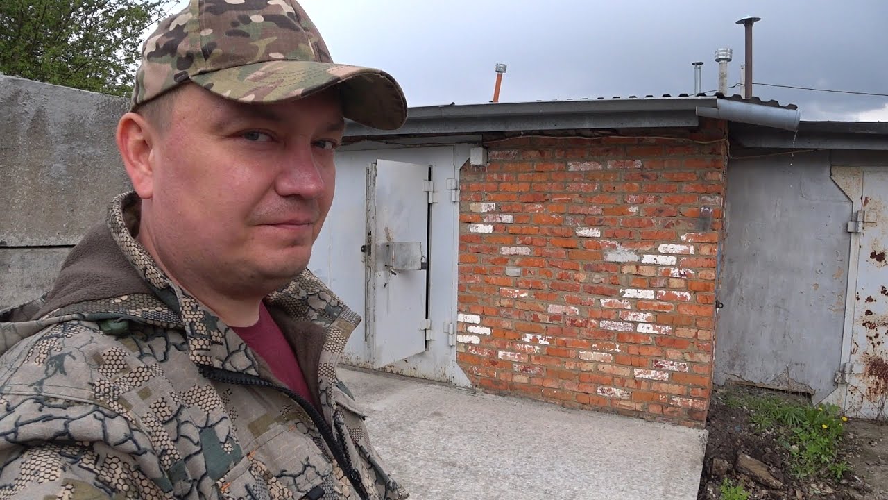 Что бы СВИНЬИ мусор не бросали заварил проем между стеной гаража и ...