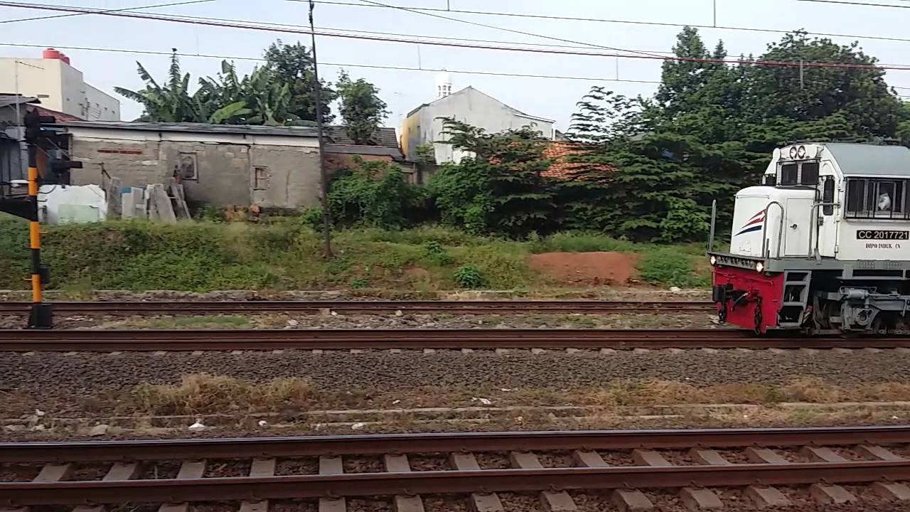 Kereta Api Argo Parahyangan Dan Menoreh - YouTube