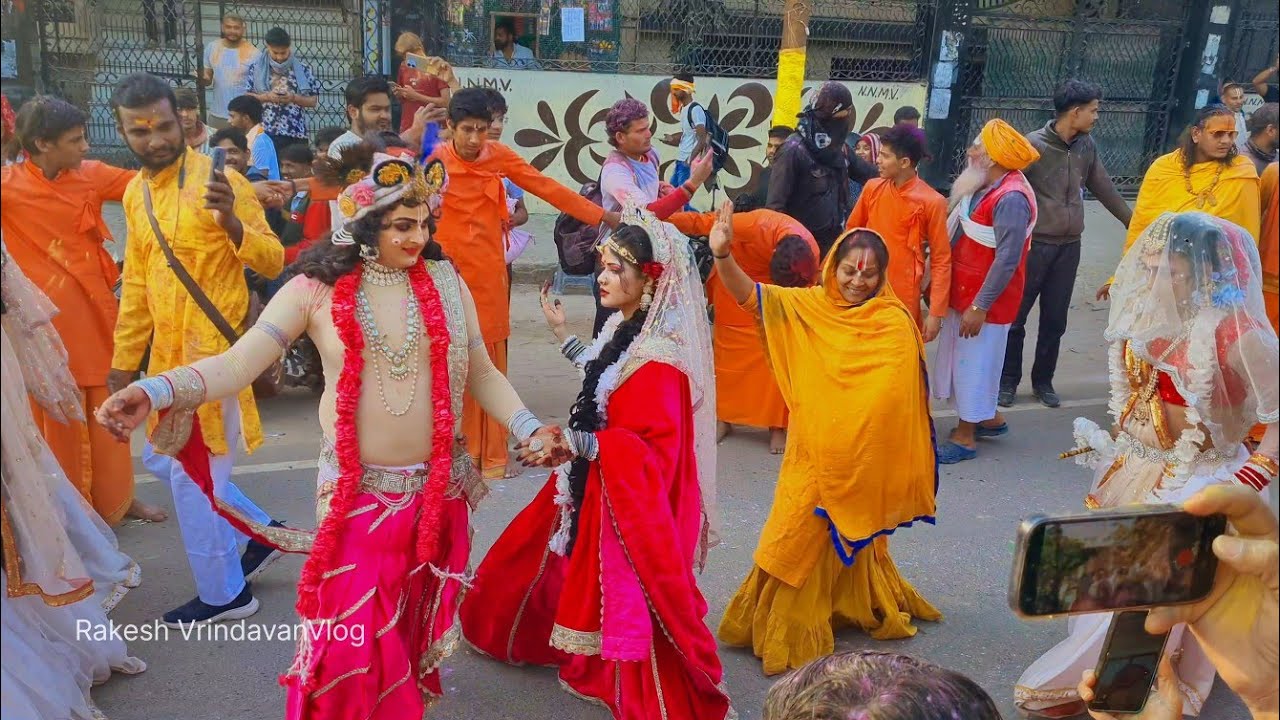 वृंदावन में#राधा कृष्ण जी ने#परिक्रमा लगा ईहोली में सब#भक्तों के साथ#होली के भजन गाते हुए
