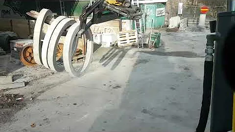 Operator's skills with Engcon rototilt with forks attached