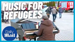 Ukraine: Man plays John Lennons Imagine on piano for refugees at Poland border